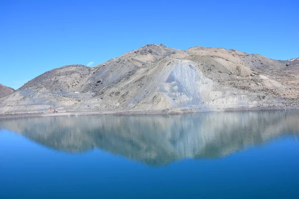 Paisaje de laguna, montañas y nieve en Chile Imagen De Stock