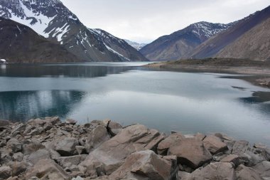 Lagün ve Şili dağlarda peyzaj