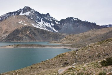 Lagün ve Şili dağlarda peyzaj