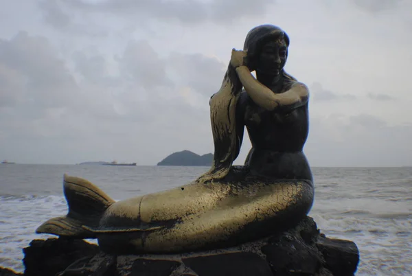 Socha bronzové mořské panny v Thajsku — Stock fotografie
