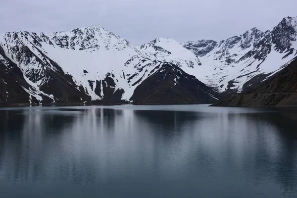 Paisaje de laguna y montañas en Chile — Foto de Stock