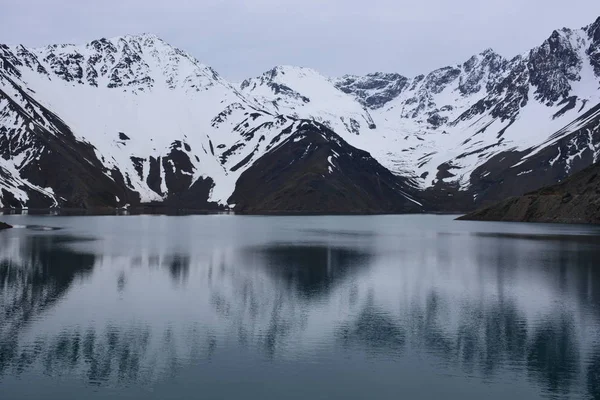 Landschap van de lagune en de bergen in Chili — Stockfoto