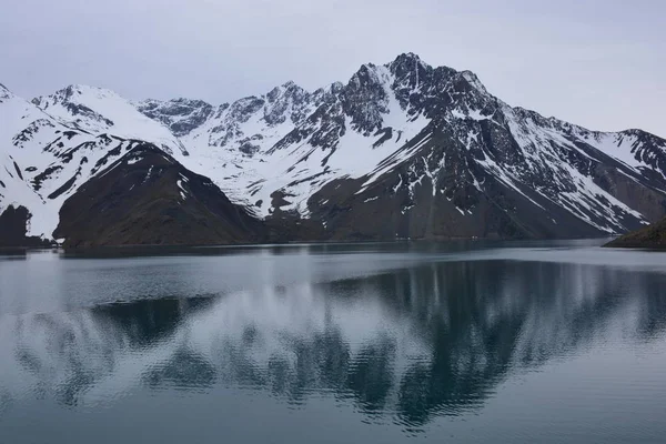 Landschap van de lagune en de bergen in Chili — Stockfoto