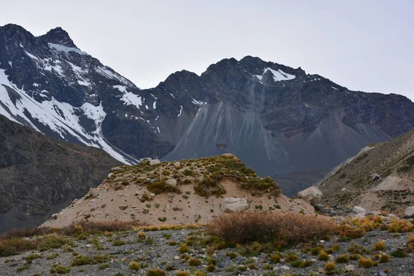 Lagün ve Şili dağlarda peyzaj — Stok fotoğraf