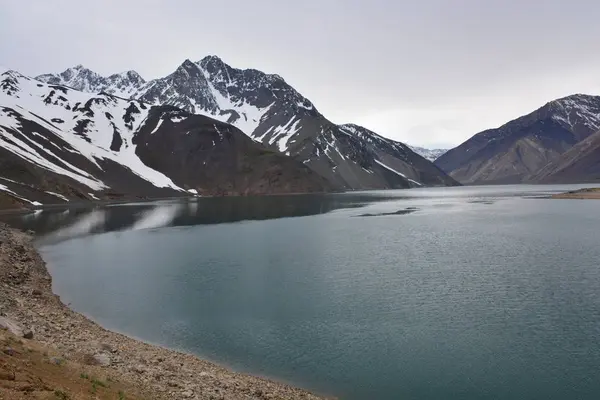 Paisaje de laguna y montañas en Chile —  Fotos de Stock