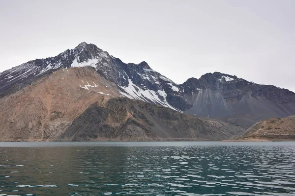 ラグーンとチリの山の風景 — ストック写真