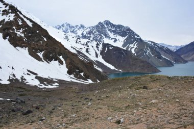 Lagün ve Şili dağlarda peyzaj