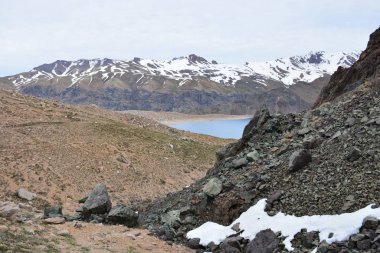 Lagün ve Şili dağlarda peyzaj