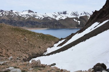 Dağlar ve lagün Şili'deki manzara