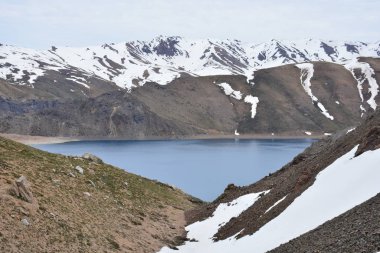 Dağlar ve lagün Şili'deki manzara