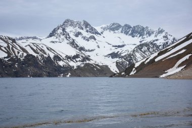 Dağlar ve lagün Şili'deki manzara