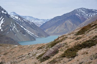 Dağlar, kar ve Şili'deki doğa manzara