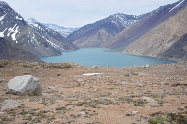 Dağlar, kar ve Şili'deki doğa manzara