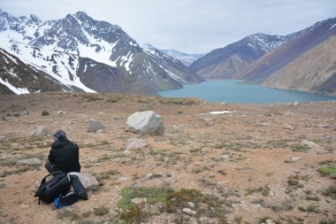 Dağlar, kar ve Şili'deki doğa manzara