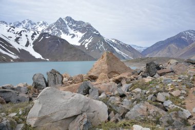 Dağlar, kar ve Şili'deki doğa manzara