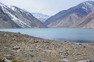 Dağlar, kar ve Şili'deki doğa manzara