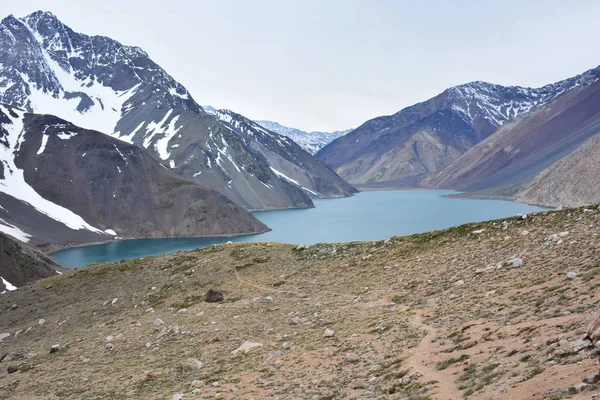 Τοπίο της λιμνοθάλασσας και τα βουνά στη Χιλή — Φωτογραφία Αρχείου