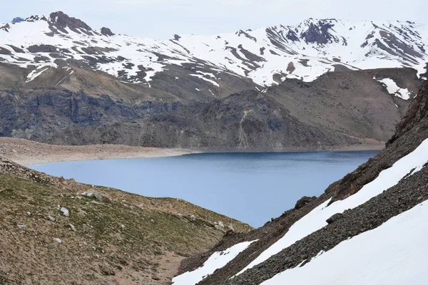 Landschap van de lagune en de bergen in Chili — Stockfoto