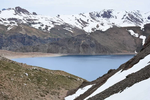 山とチリのラグーンの風景 — ストック写真