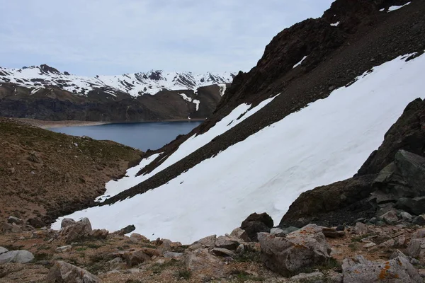 Landschap van bergen en lagune in Chili — Stockfoto