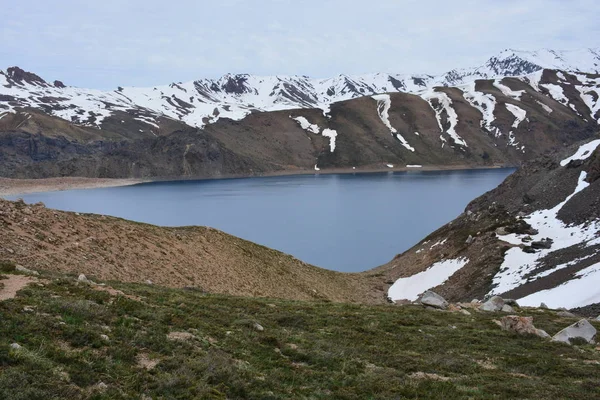 Paysage de montagnes et de lagune au Chili — Photo
