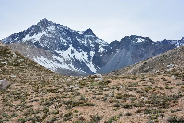 Τοπίο με βουνά και λιμνοθάλασσα στην Χιλή — Φωτογραφία Αρχείου