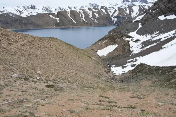 Landschap van bergen en lagune in Chili — Stockfoto