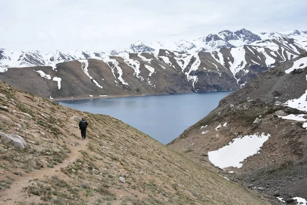 Τοπίο με βουνά και λιμνοθάλασσα στην Χιλή — Φωτογραφία Αρχείου