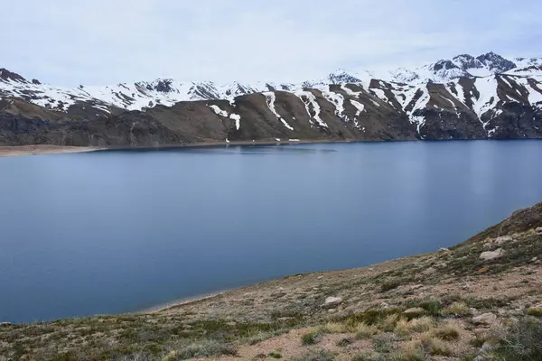 Paisagem de montanhas e lagoa no Chile — Fotografia de Stock