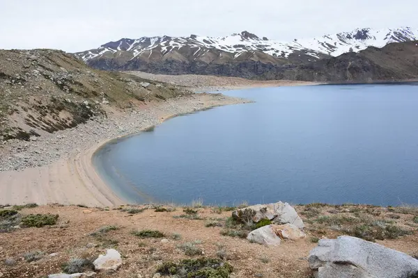 Dağlar ve lagün Şili'deki manzara — Stok fotoğraf