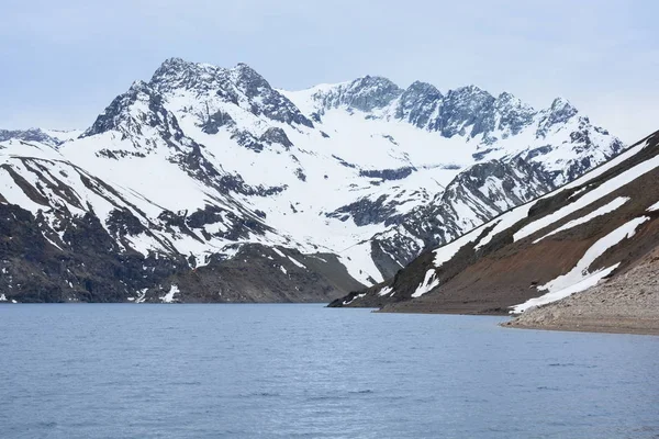 Paisagem de montanhas e lagoa no Chile — Fotografia de Stock