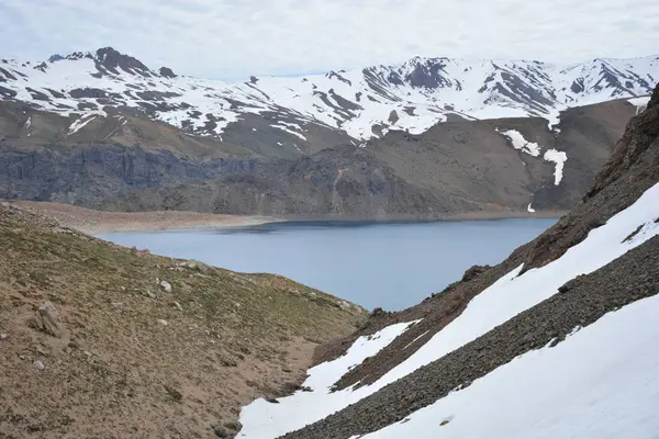 Landschap van bergen, sneeuw, en natuur in Chili — Stockfoto