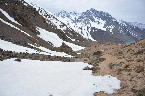 Paisaje de montañas, nieve y naturaleza en Chile — Foto de Stock
