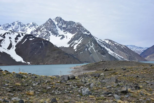 Paisaje de montañas, nieve y naturaleza en Chile — Foto de Stock