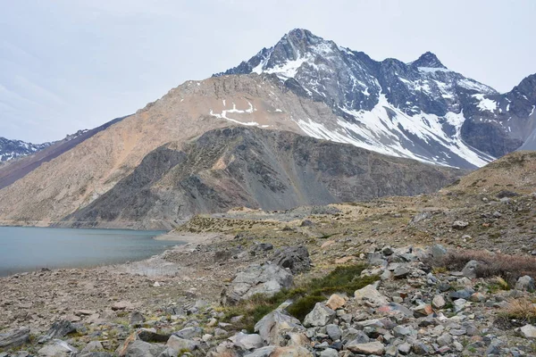 Paesaggio di montagne, neve e natura in Cile — Foto Stock