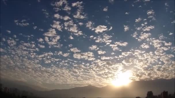 Wschód słońca i chmury w Santiago, Chile — Wideo stockowe