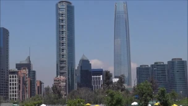 Felhőkarcolók és Santiago Chile park — Stock videók