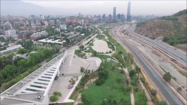 Flybilde av Santiago by i Chile – stockvideo