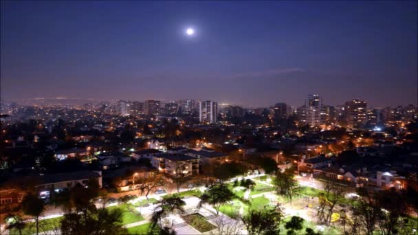 Φεγγάρι που ανατέλλει στο Σαντιάγο Χιλή — Αρχείο Βίντεο
