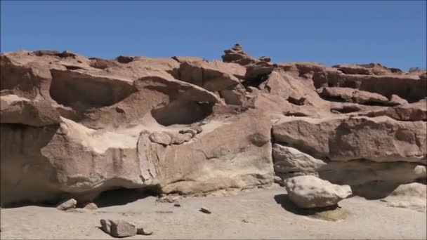 Landschaft aus felsigen Hügeln und Tälern in der Atacamawüste in Chile — Stockvideo