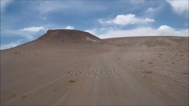 Paisaje y carretera desértica en el desierto de Atacama Chile — Vídeos de Stock