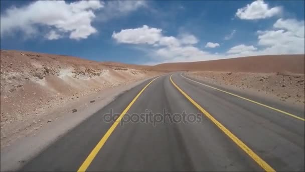 在智利阿塔卡马沙漠的景观和沙漠路 — 图库视频影像