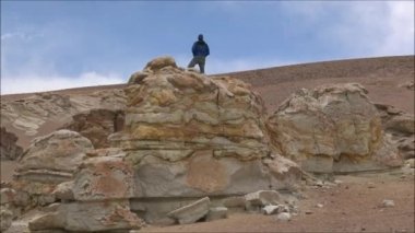 kayalık tepe ve vadi Şili'deki Atacama Çölü'nde peyzaj