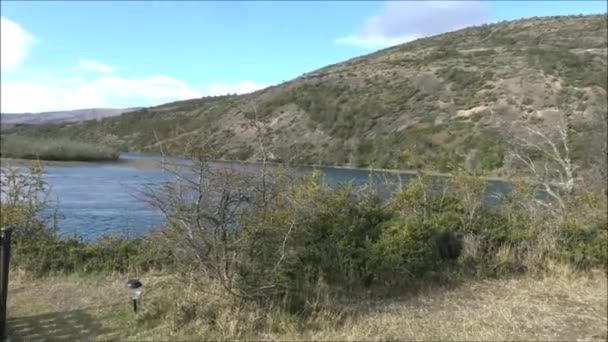 Paisagem de lagoa e montanhas na Patagônia Chile — Vídeo de Stock