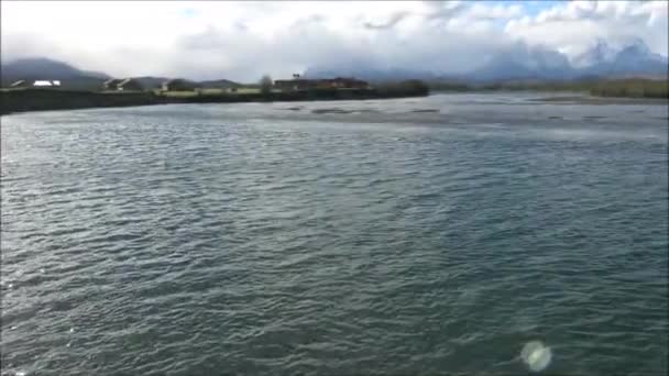 Landschap van het meer en de bergen in Patagonië, Chili — Stockvideo