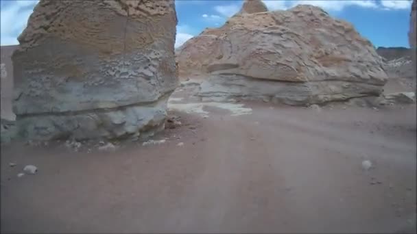 Paisaje y carretera desértica en el desierto de Atacama Chile — Vídeos de Stock