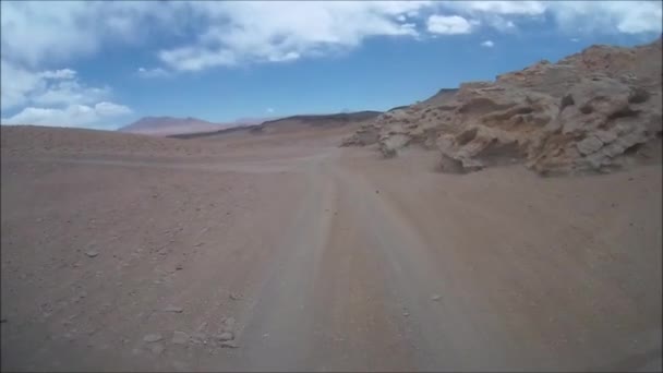 Paisaje y carretera desértica en el desierto de Atacama Chile — Vídeos de Stock