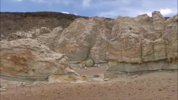 Paisaje de colina rocosa y valle en el desierto de Atacama en Chile — Vídeos de Stock