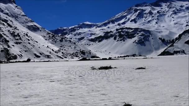 Paisaje de montañas y volcán en Chile — Vídeo de stock