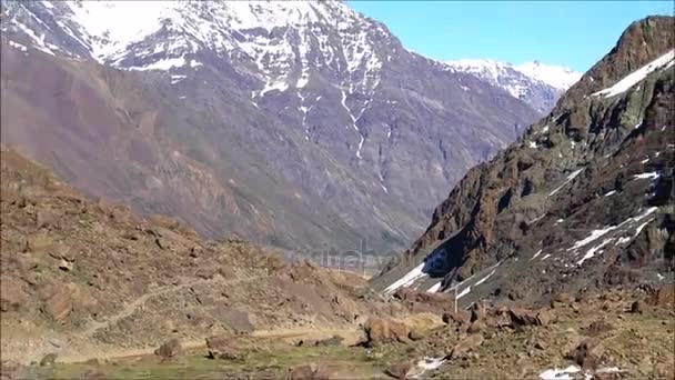 Landschaft aus Bergen und Vulkan in Chile — Stockvideo